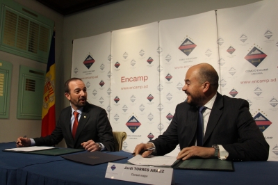 El ministre d'Ordenament Territorial, Jordi Torres Falc&oacute;, i el c&ograve;nsol major d'Encamp, Jordi Torres Arauz, durant la signatura.