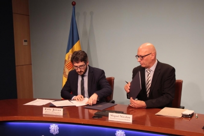 El ministre d'Educaci&oacute; i Ensenyament Superior, Eric Jover, i el rector de la Universitat d'Andorra, Miquel Nicolau, signen el contracte programa 2017-2019