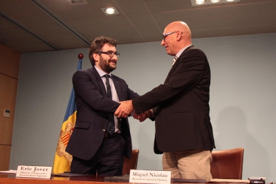 El ministre d'Educaci&oacute; i Ensenyament Superior, Eric Jover, i el rector  de la Universitat d'Andorra, Miquel Nicolau, signen el contracte  programa 2017-2019