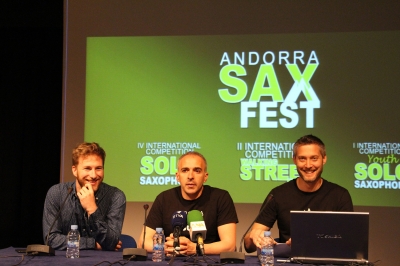 El membre del jurat Matthieu Delage, amb el director de l'Andorra Sax Fest, Efrem Roca i el director creatiu, Jordi Llorens, durant la roda de premsa de balan&ccedil;.